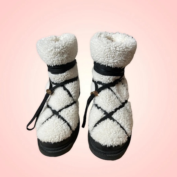 Chanel fur logo black & white snow boots (Sz 38.5) - Picture 9 of 10